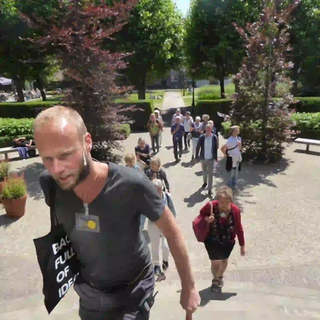 Een live stadswandeling met een spreker en meerdere luisteraars. Sennheiser Tourguide 2020D