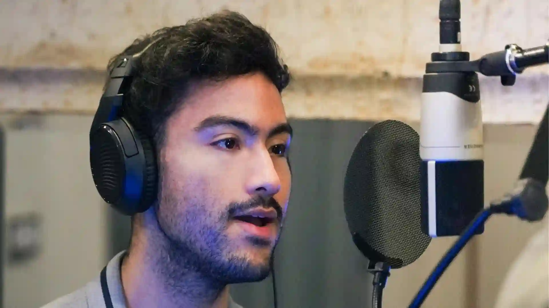 Stemacteur / voiceover in een professionele studio