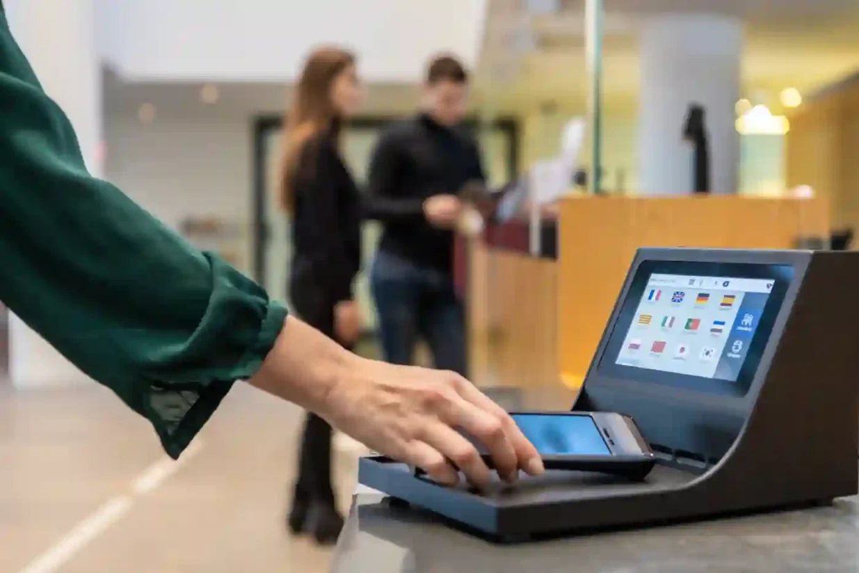 Automatisering van mediaguides distributie in musea