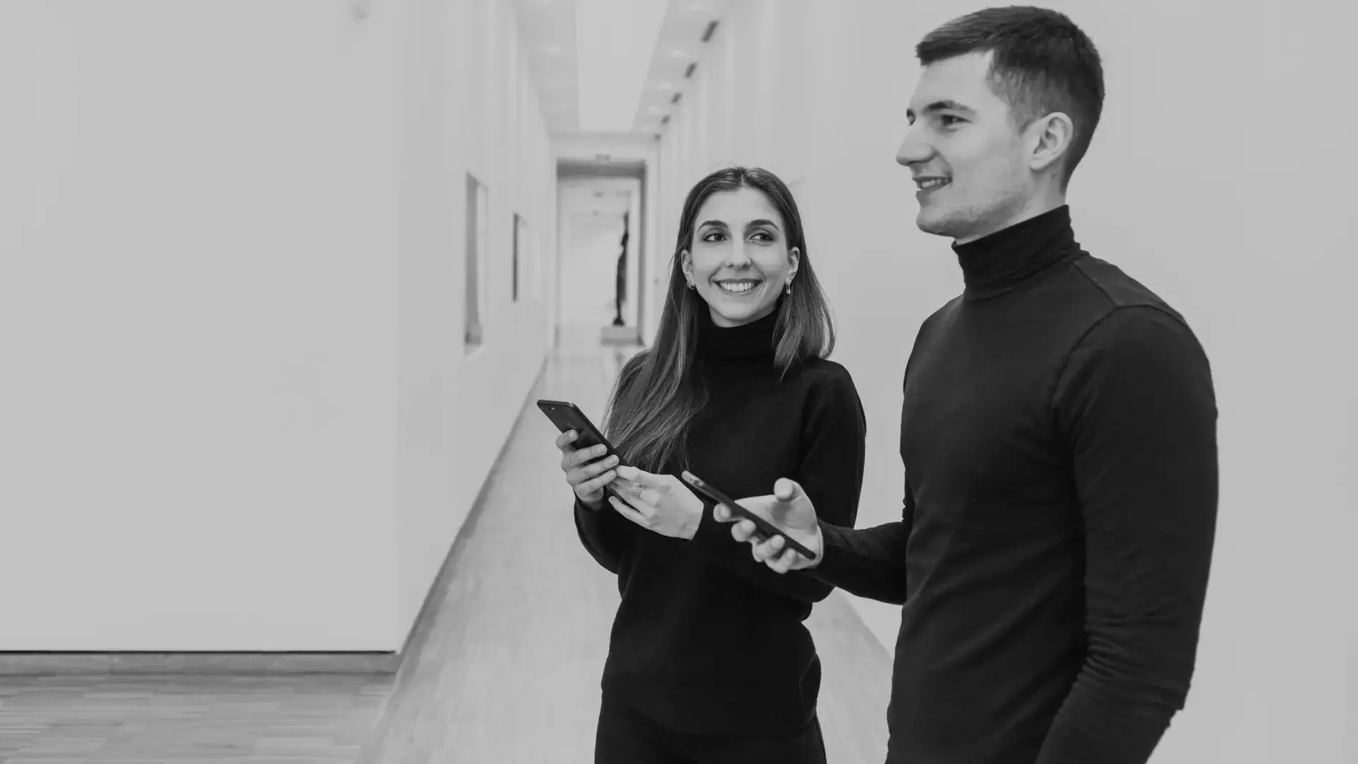 Paar dat een museum bezoekt met een pwa of een app