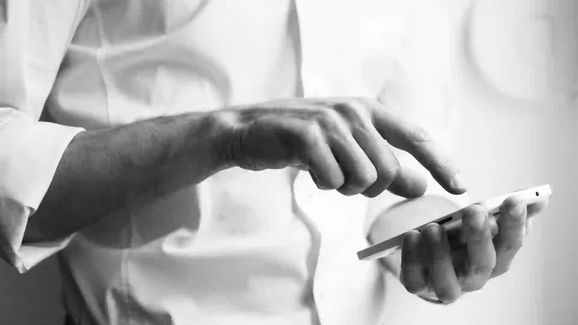 Iemand die met zijn mobiele telefoon bezig is om contact te leggen