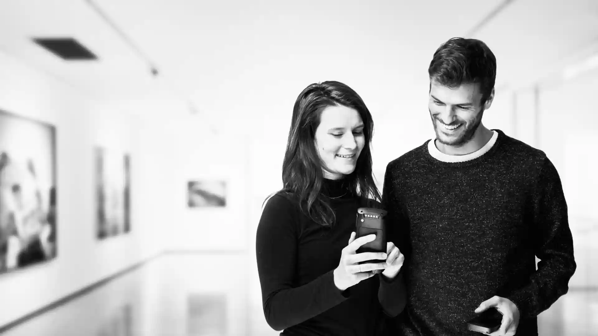 Een stel dat de Orpheo Hybe multimedia guide gebruikt