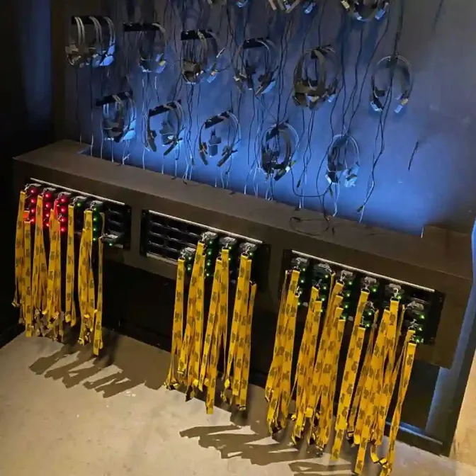 Verticaal uitgifterek met audioguides en gele lanyards in het Nationaal Militair Museum