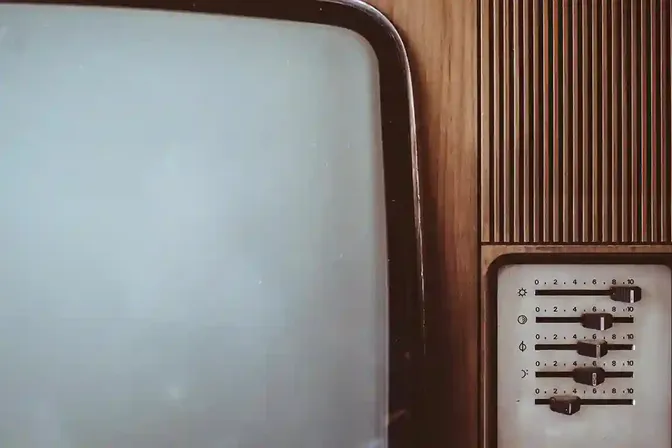 Oude televisie: geluid en beeld horen gelijk te lopen