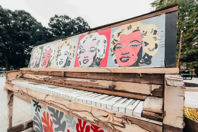 Piano beschilderd met de Marilyn Monroe-portretten van Andy Warhol