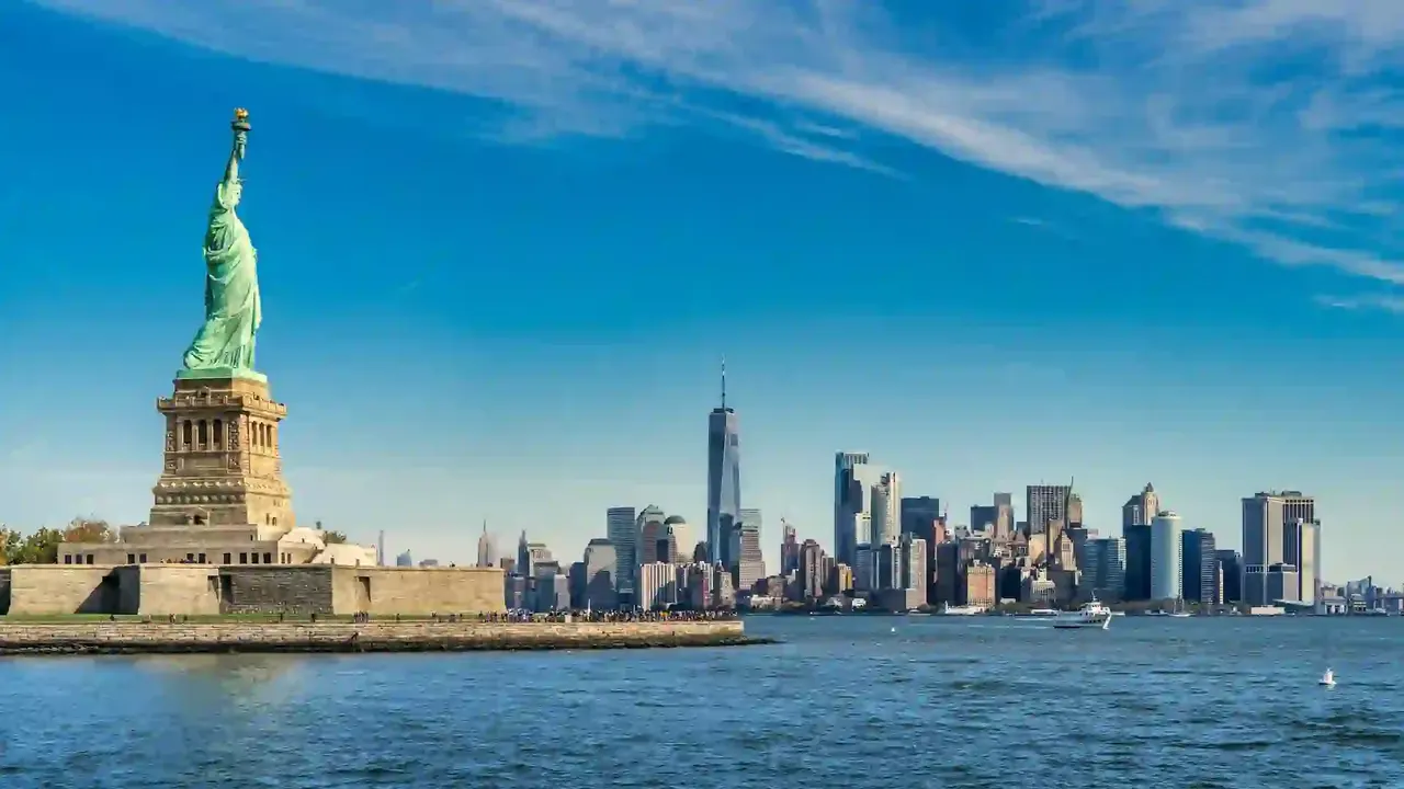 Het Vrijheidsbeeld met de skyline van New York
