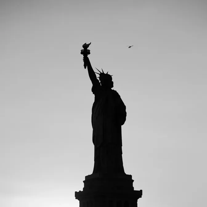 Silhouet van het Vrijheidsbeeld in New York