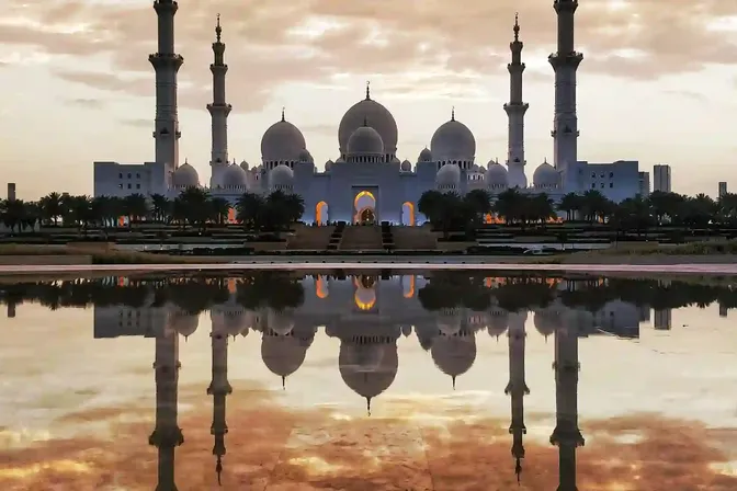 De Sheikh Zayed Grand Mosque in Abu Dhabi weerspiegeld in het water