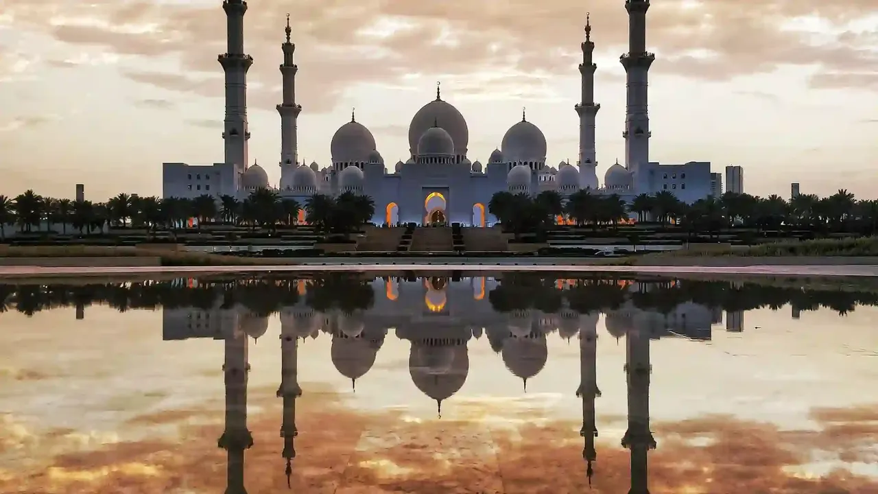 De Sheikh Zayed Grand Mosque in Abu Dhabi weerspiegeld in het water
