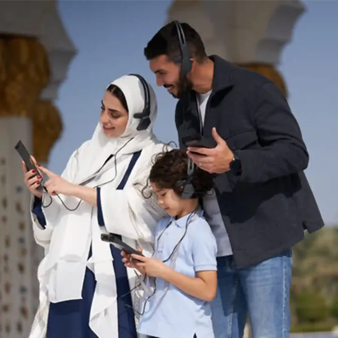 Familie met multimediaguides in de Sheikh Zayed Grand Mosque