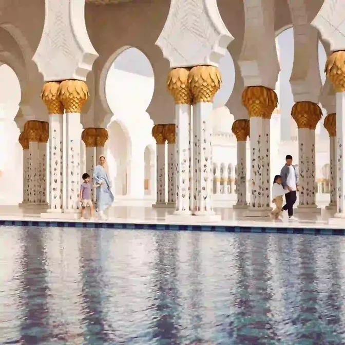 Zuilengang van de Sheikh Zayed Grand Mosque