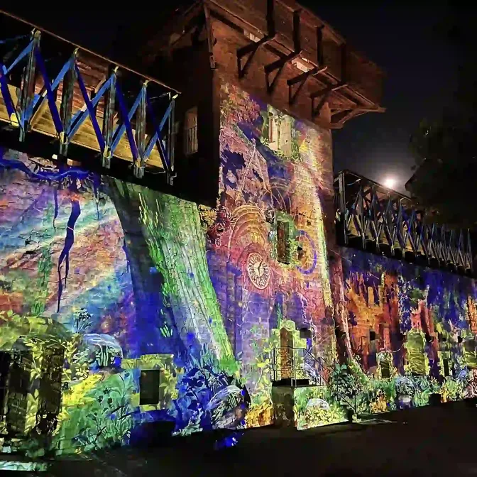 Lichtspektakel op een gevel tijdens een avondwandeling door de stad