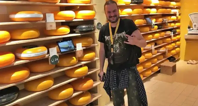 Een bezoeker met audioguide bij de Gouda Cheese Experience