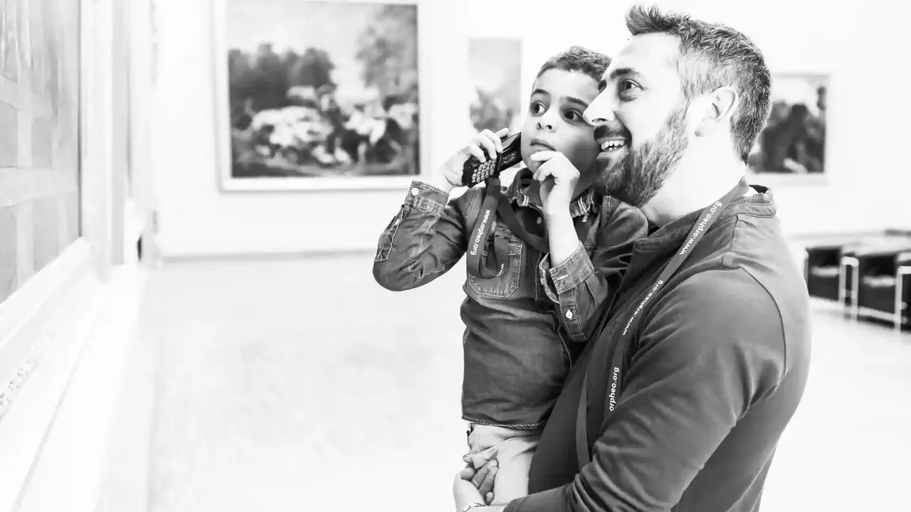 Vader en zoon met een Orpheo Mikro audioguide in een museum