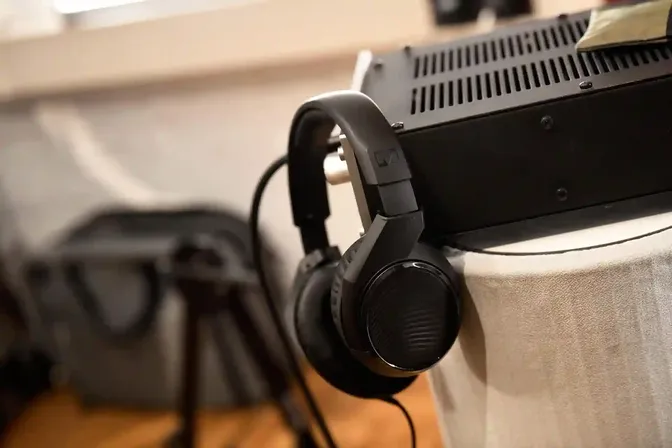 Sennheiser HD 200 PRO hoofdtelefoon hangt aan een audioapparaat
