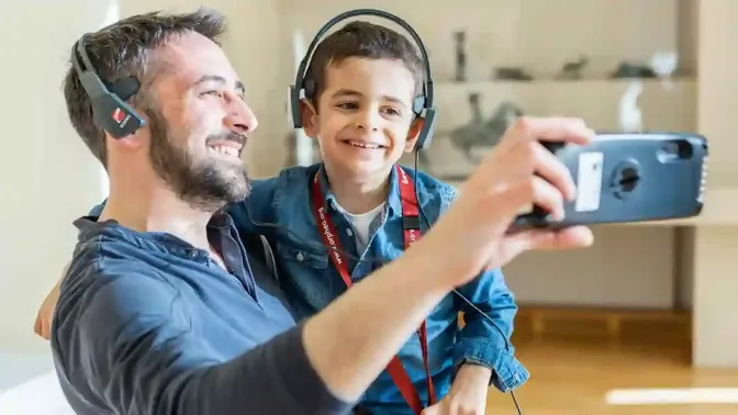 Orpheo Airset hygiënische open hoofdtelefoon bij een Orpheo Touch multimediaguide